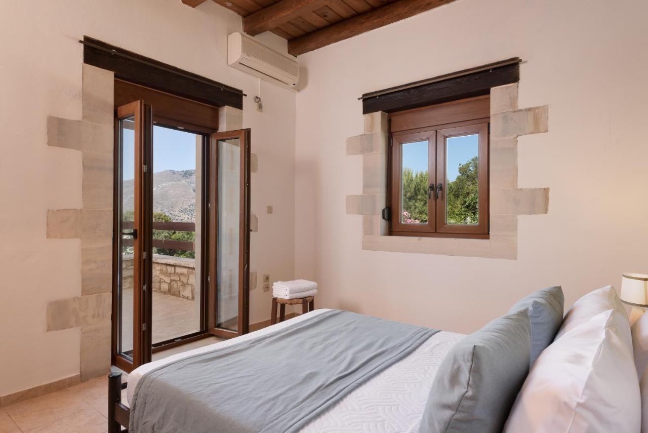 Koules Estate, With Private Pools & Bbq - Embracing Nature, By Thinkvilla Argouli エクステリア 写真